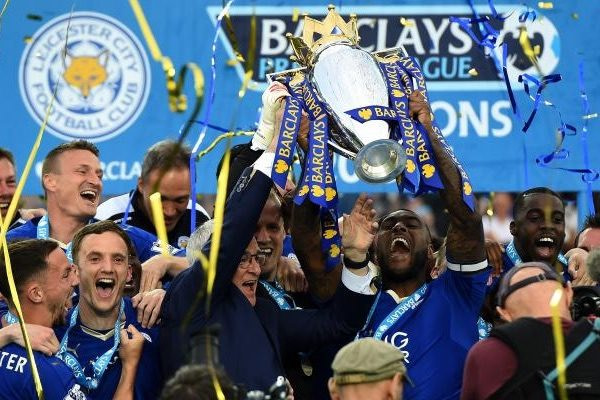 Wes Morgan and Claudio Ranieri lift the Premier League trophy after winning the league in 2016.