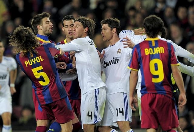 Scuffle between Barcelona and Real Madrid football players